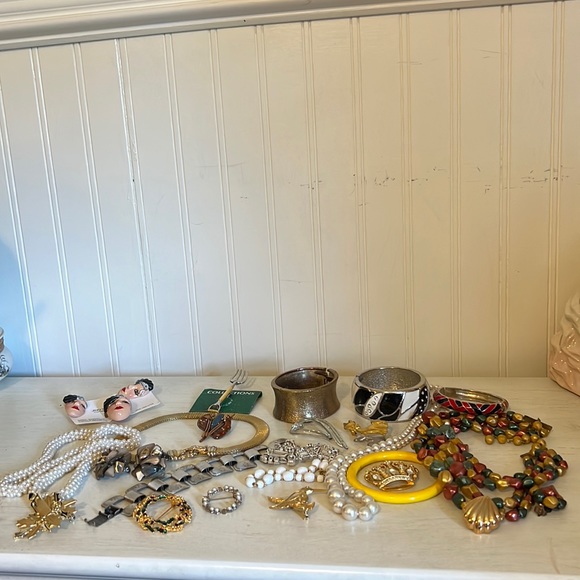 Sarah Coventry Jewelry - Lot vintage costume jewelry Sarah Coventry Avon bracelet necklace brooch